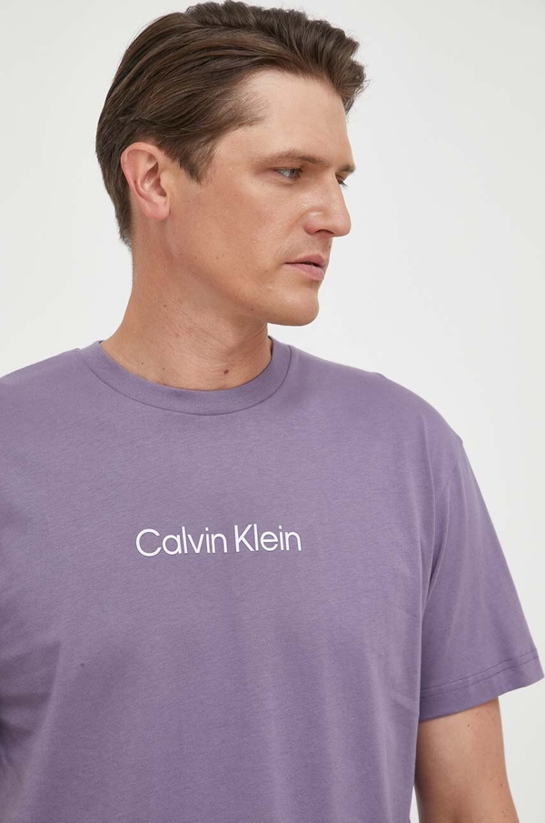 Fioletowy t-shirt Calvin Klein z bawełny w młodzieżowym stylu