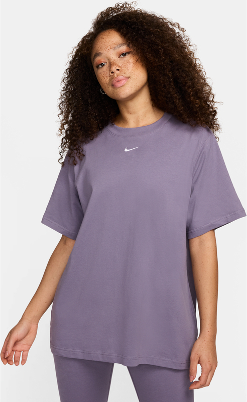 Fioletowy t-shirt Nike w sportowym stylu z krótkim rękawem
