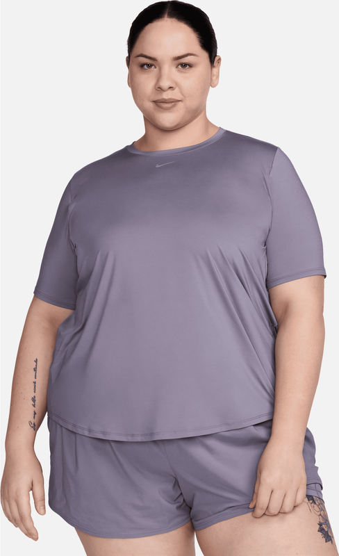 Fioletowy t-shirt Nike z okrągłym dekoltem z krótkim rękawem