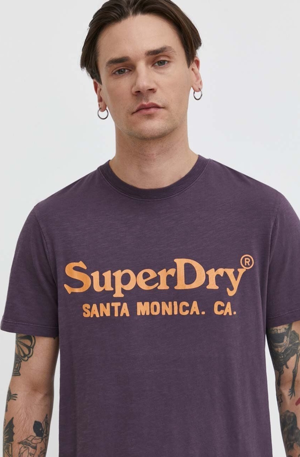 Fioletowy t-shirt Superdry z krótkim rękawem z nadrukiem z bawełny