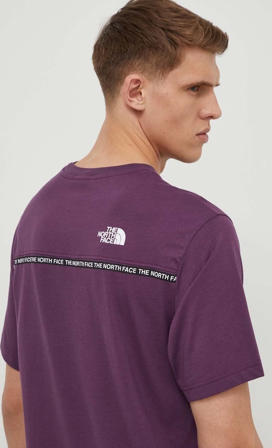Fioletowy t-shirt The North Face w sportowym stylu z nadrukiem