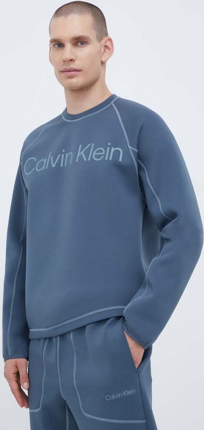 Granatowa bluza Calvin Klein w młodzieżowym stylu z nadrukiem