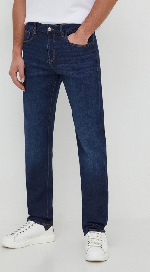 Granatowe jeansy Armani Exchange w street stylu