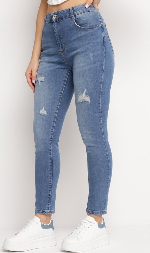 Granatowe jeansy born2be w street stylu