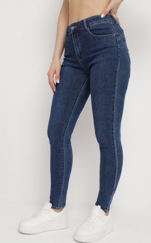 Granatowe jeansy born2be w street stylu