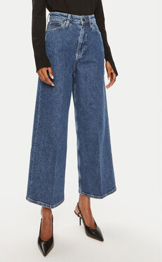 Granatowe jeansy Calvin Klein w street stylu