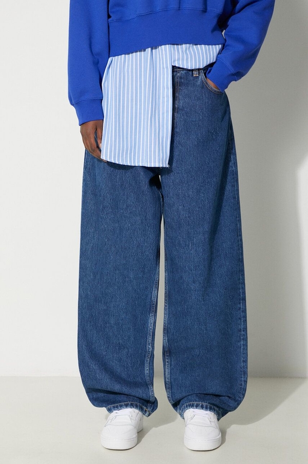 Granatowe jeansy Carhartt WIP w street stylu