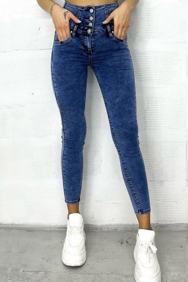 Granatowe jeansy IVET w street stylu