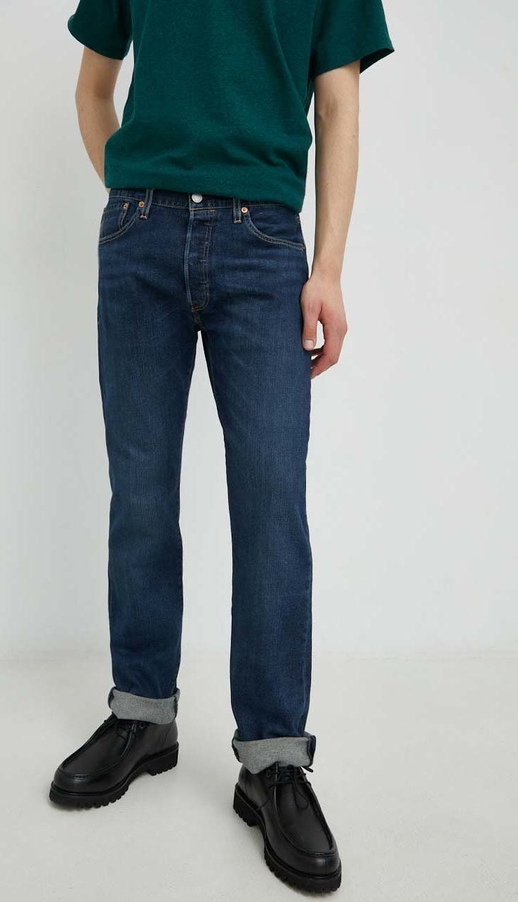Granatowe jeansy Levis w street stylu