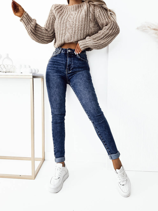 Granatowe jeansy Olika w street stylu