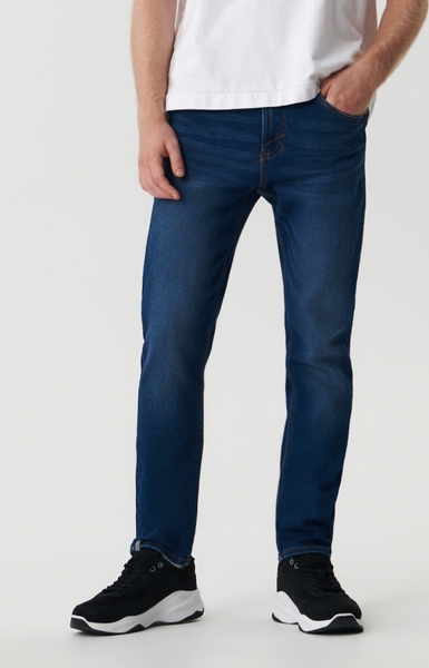 Granatowe jeansy Sinsay w street stylu