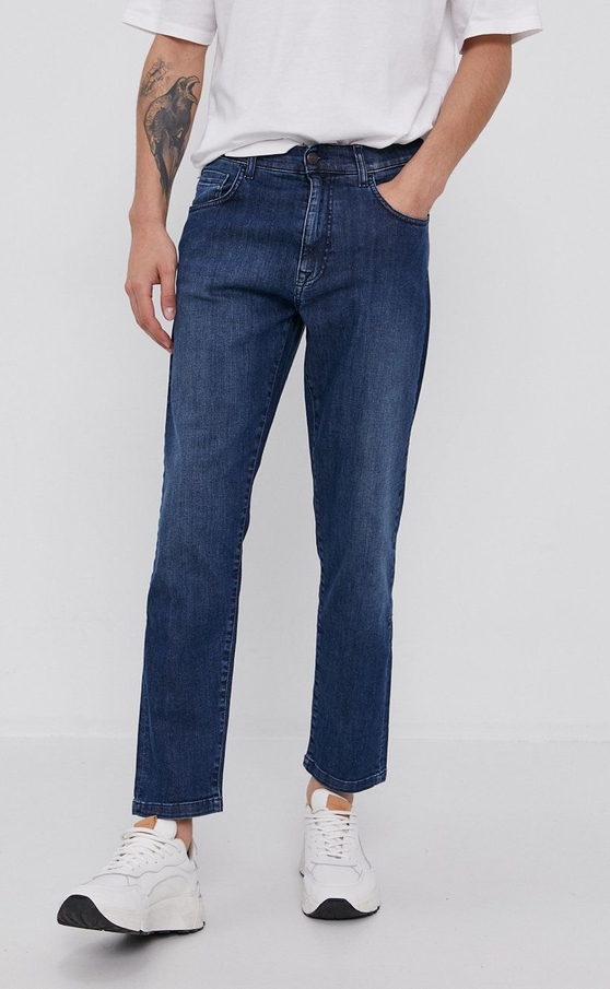 Granatowe jeansy Sisley w street stylu