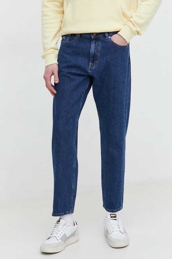 Granatowe jeansy Tommy Jeans w street stylu