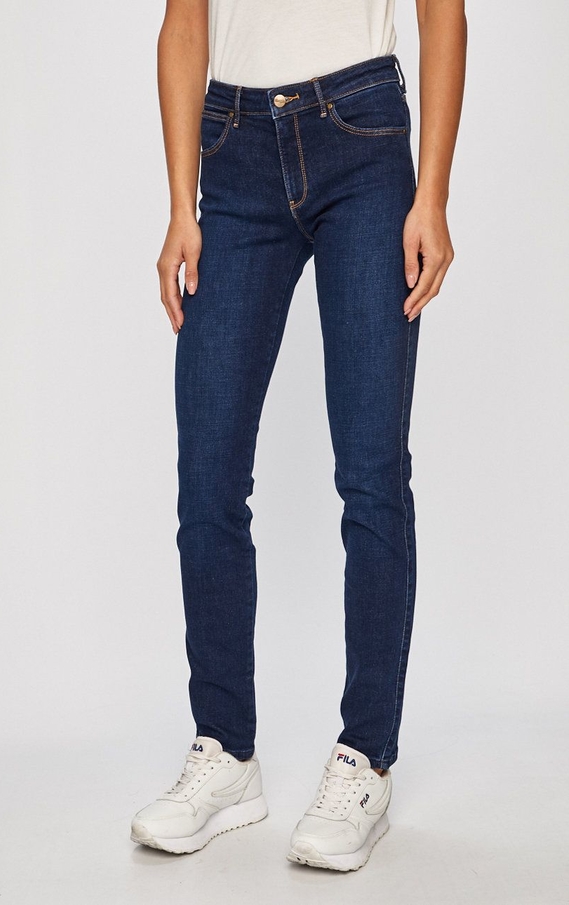Granatowe jeansy Wrangler w street stylu