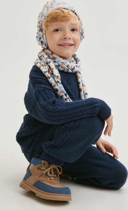 Granatowy sweter Reserved z dzianiny