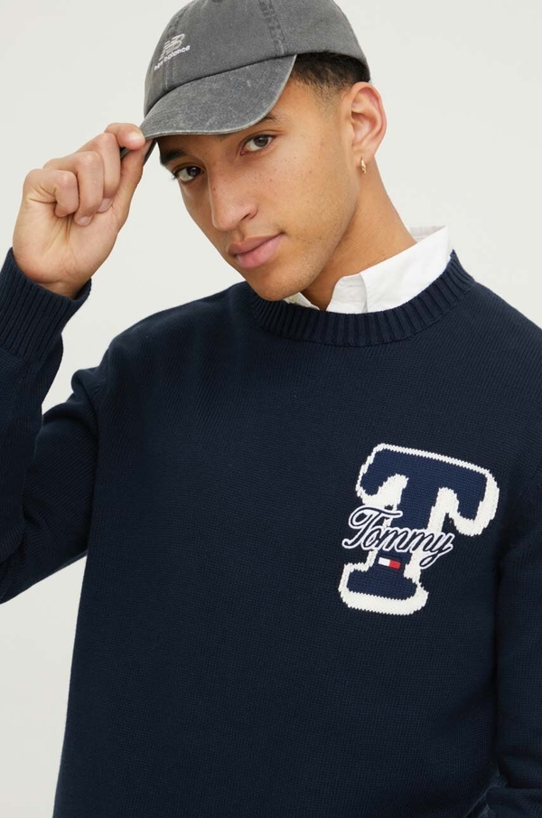 Granatowy sweter Tommy Jeans w młodzieżowym stylu