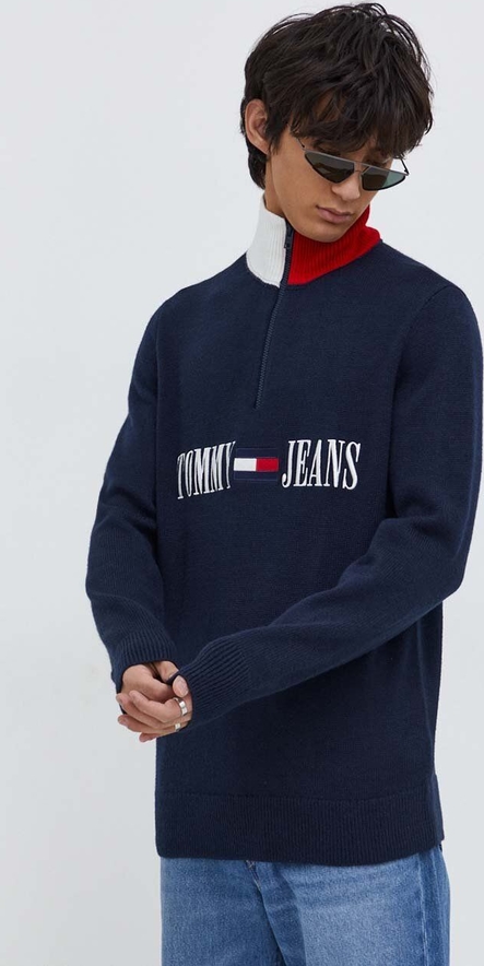 Granatowy sweter Tommy Jeans w młodzieżowym stylu z okrągłym dekoltem