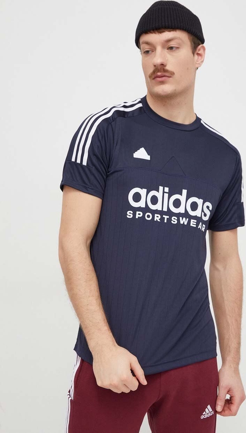 Granatowy t-shirt Adidas z krótkim rękawem w sportowym stylu z nadrukiem