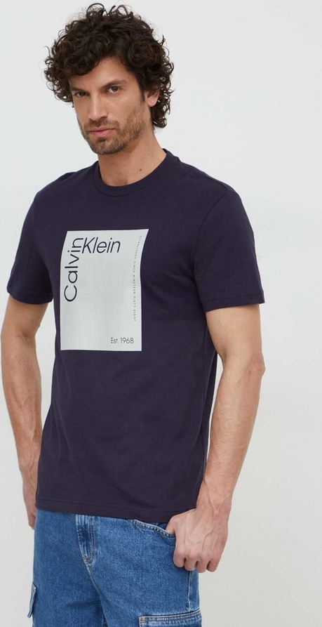 Granatowy t-shirt Calvin Klein z krótkim rękawem z nadrukiem z bawełny