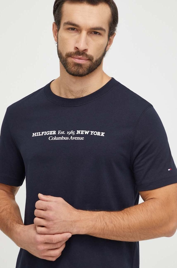 Granatowy t-shirt Tommy Hilfiger w młodzieżowym stylu z nadrukiem z krótkim rękawem