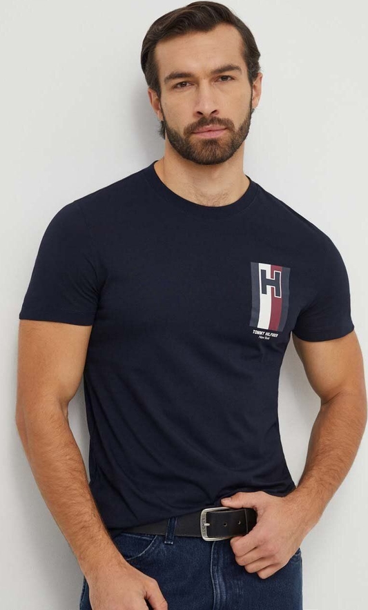 Granatowy t-shirt Tommy Hilfiger z nadrukiem w stylu casual