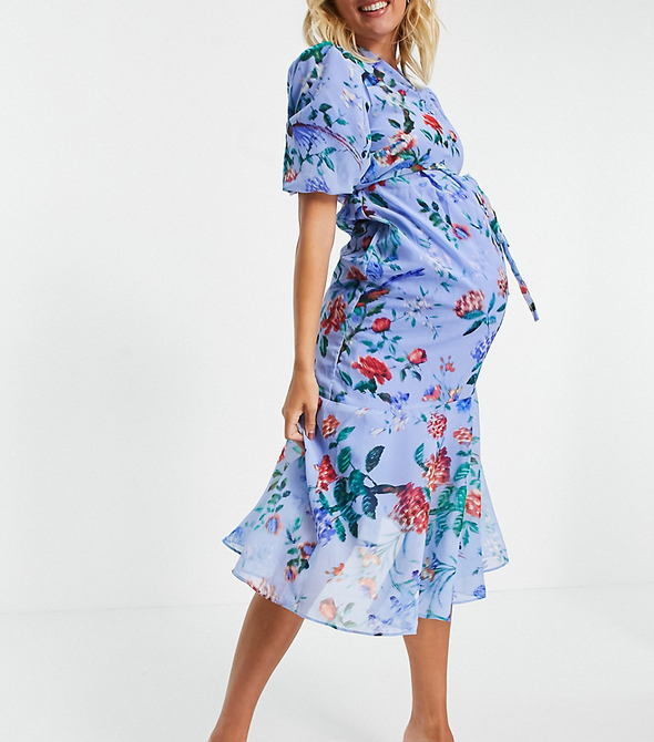 Hope & Ivy Maternity Hope & Ivy Maternity – Jaskrawoniebieska  asymetryczna sukienka midi z bufiastymi rękawami we wzór w maki-Niebieski