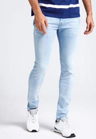 Jeansy Guess z jeansu w street stylu
