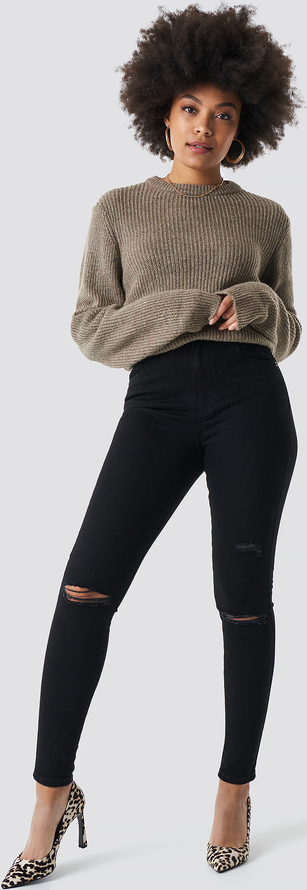 Jeansy NA-KD Trend z jeansu w street stylu