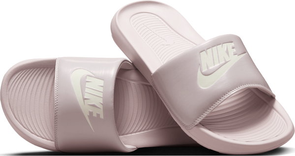 Klapki Nike z płaską podeszwą w sportowym stylu