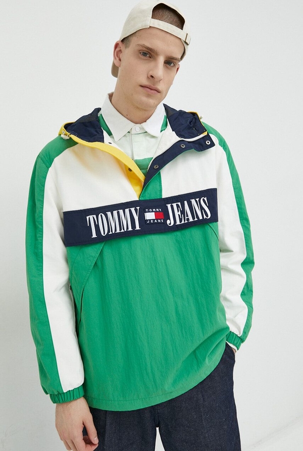 Kurtka Tommy Jeans w młodzieżowym stylu