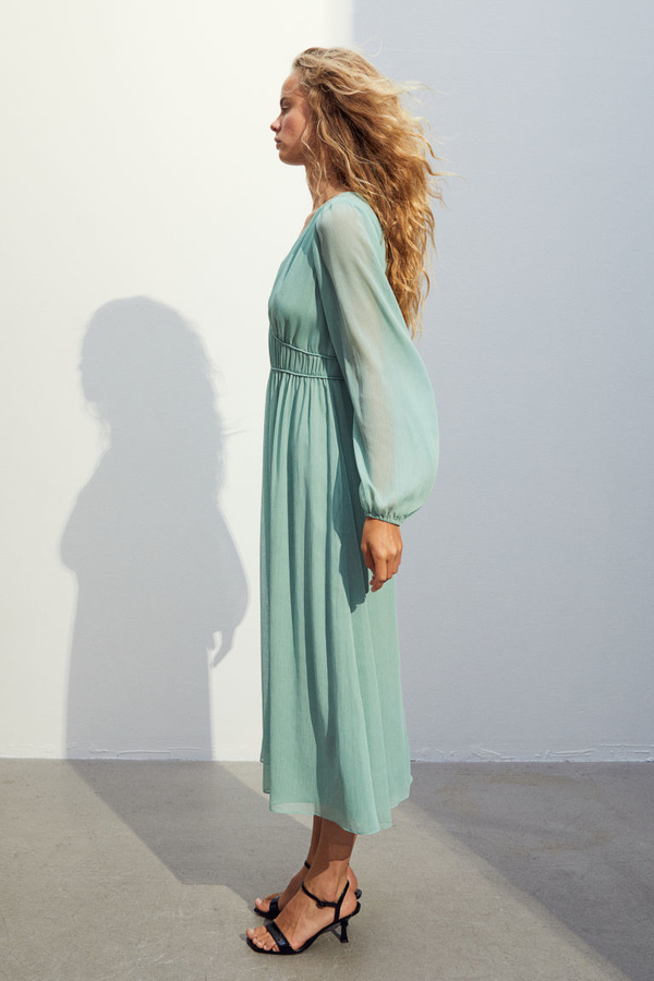 Miętowa sukienka H & M z dekoltem w kształcie litery v w stylu casual z szyfonu