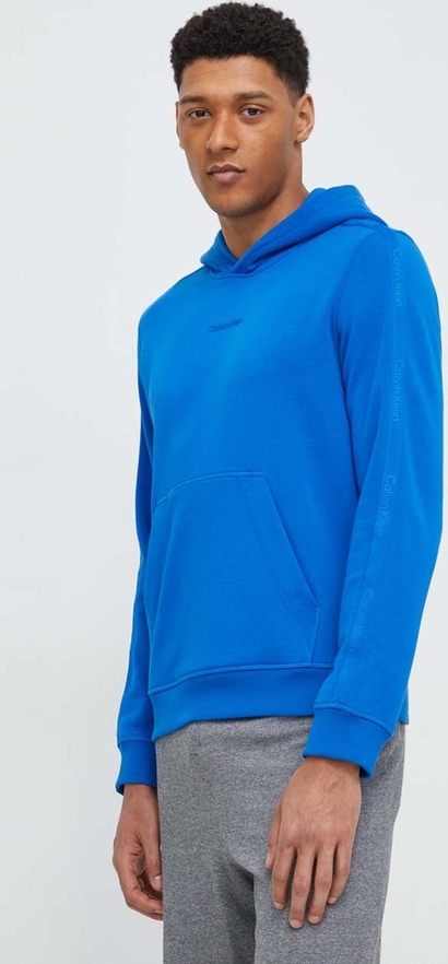 Niebieska bluza Calvin Klein w młodzieżowym stylu
