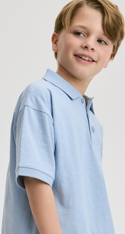 Niebieska koszulka dziecięca Reserved dla chłopców z dzianiny