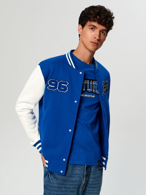 Niebieska kurtka Sinsay w młodzieżowym stylu