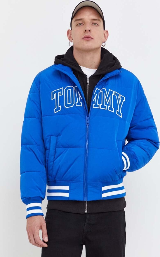 Niebieska kurtka Tommy Jeans w młodzieżowym stylu