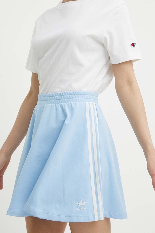 Niebieska spódnica Adidas Originals w sportowym stylu