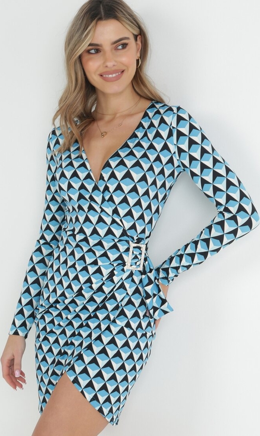 Niebieska sukienka born2be dopasowana w geometryczne wzory mini
