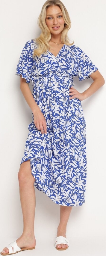 Niebieska sukienka born2be w stylu casual z dekoltem w kształcie litery v z krótkim rękawem