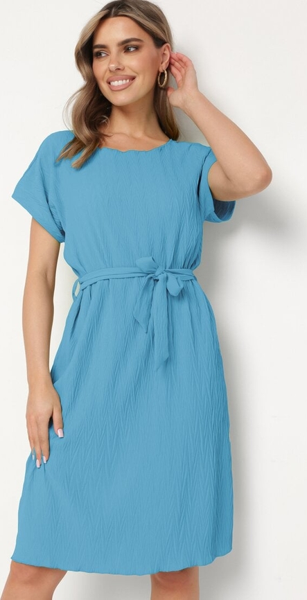 Niebieska sukienka born2be z krótkim rękawem prosta w stylu casual