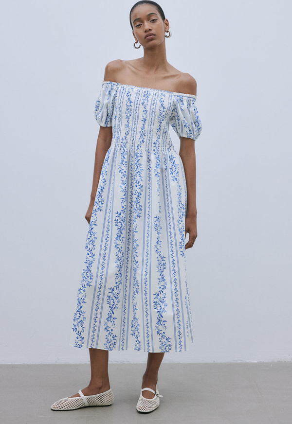 Niebieska sukienka H & M midi z krótkim rękawem z odkrytymi ramionami