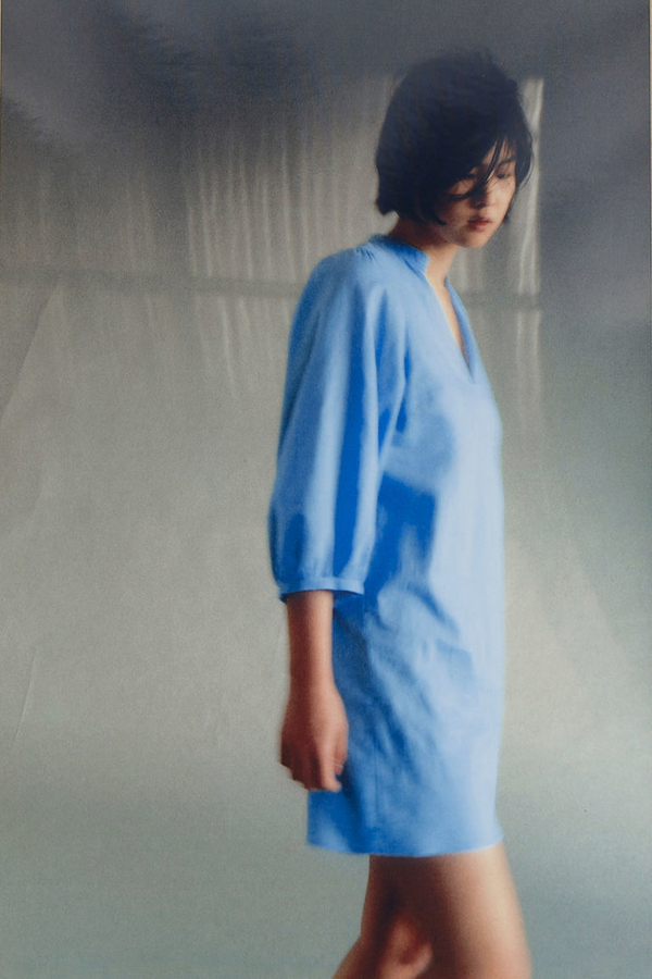 Niebieska sukienka H & M trapezowa mini z długim rękawem