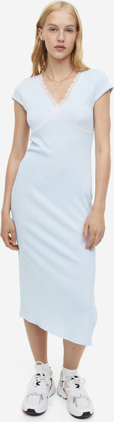 Niebieska sukienka H & M z dżerseju midi z krótkim rękawem