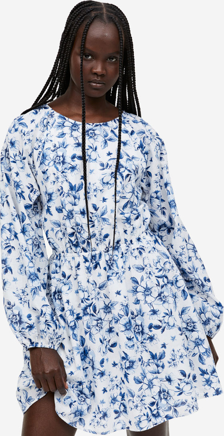 Niebieska sukienka H & M z tkaniny prosta z okrągłym dekoltem