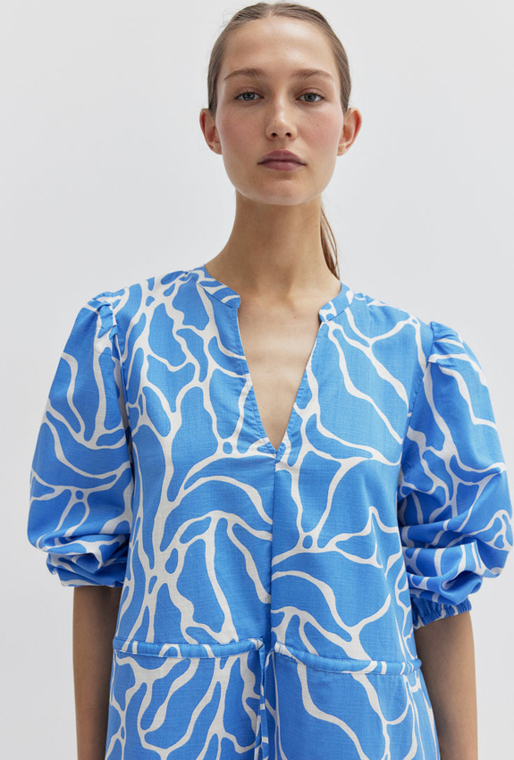 Niebieska sukienka H & M z tkaniny z dekoltem w kształcie litery v