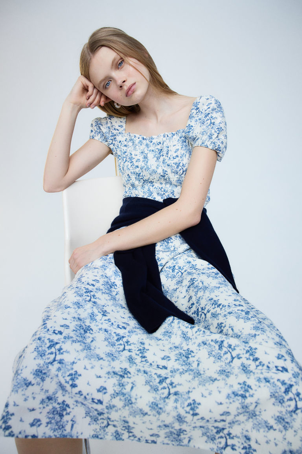 Niebieska sukienka H & M z tkaniny z krótkim rękawem prosta