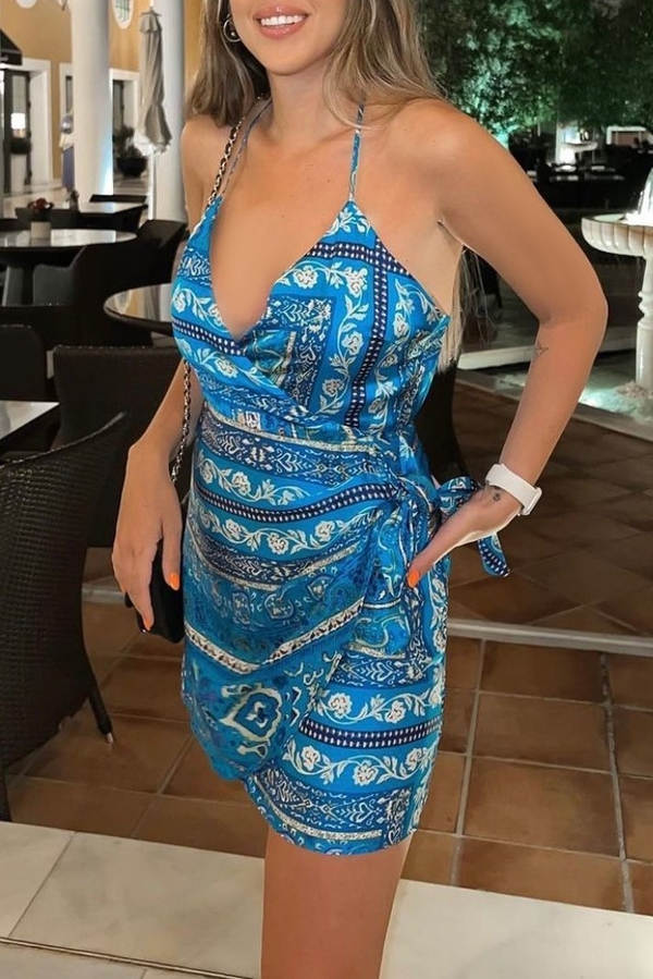 Niebieska sukienka IVET na ramiączkach z dekoltem w kształcie litery v
