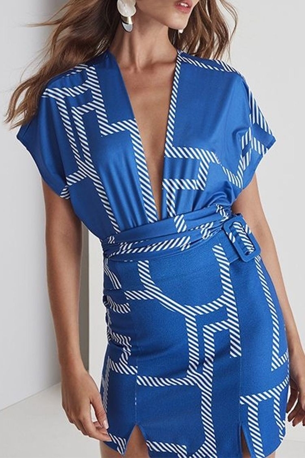 Niebieska sukienka IVET w stylu casual z dekoltem w kształcie litery v