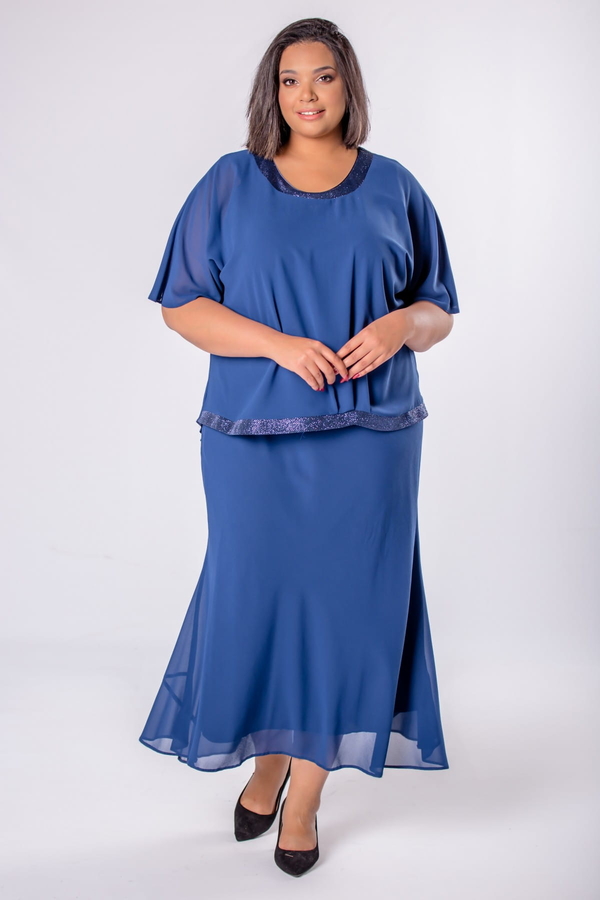 Niebieska sukienka Manumo dopasowana z okrągłym dekoltem z tiulu