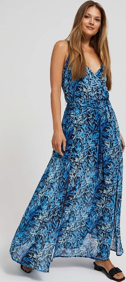 Niebieska sukienka Moodo.pl na ramiączkach rozkloszowana z dekoltem w kształcie litery v