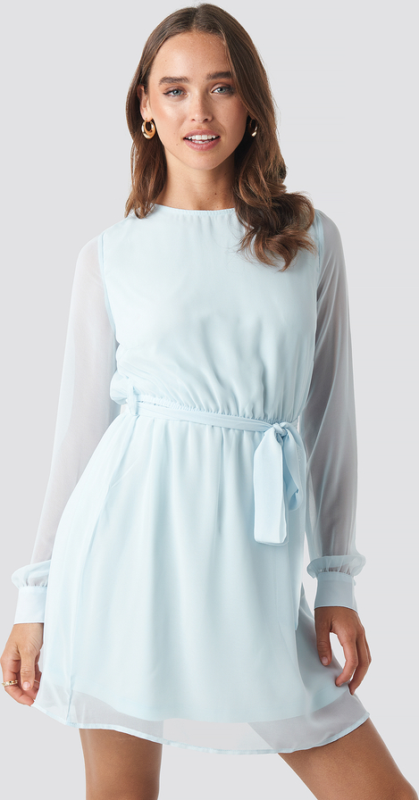 Niebieska sukienka NA-KD w stylu casual z długim rękawem